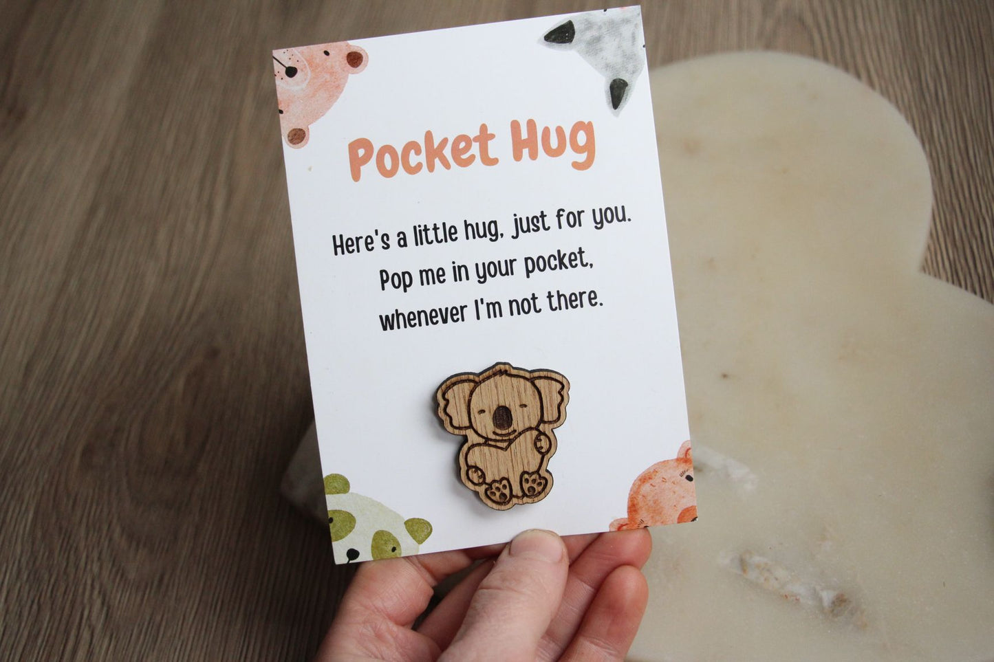 Un piccolo orso tascabile abbraccio che ti invia un abbraccio tascabile  abbraccio amore regala abbracci A chi NeedsCute Fun Animal Pocket Hug -  AliExpress
