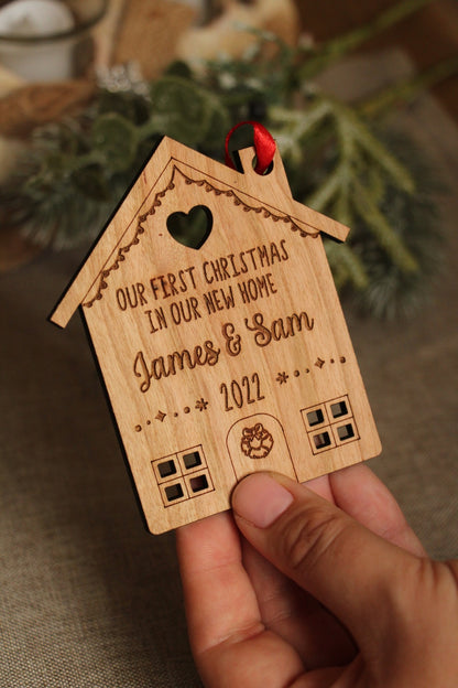 Gepersonaliseerd ornament 'Onze eerste kerst in ons nieuwe huis'