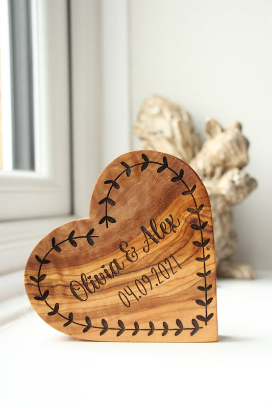 Ornement de coeur en bois d'olivier personnalisé pour couples